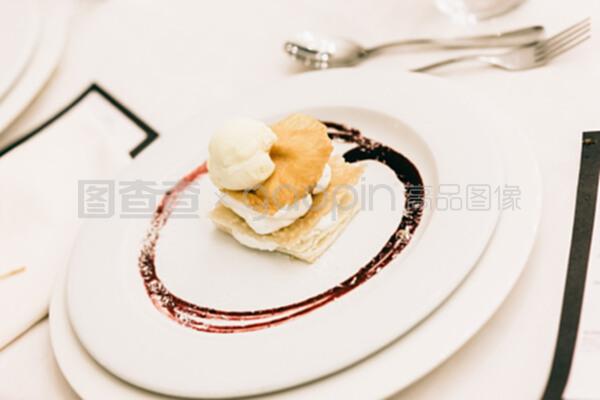 婚禮菜單中的主菜 正餐服務的精心設計與文化意義